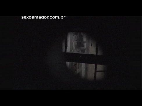 ❤️ Lourinho é filmado secretamente por um voyeur de bairro escondido atrás de tijolos ocos Porno fb em nós